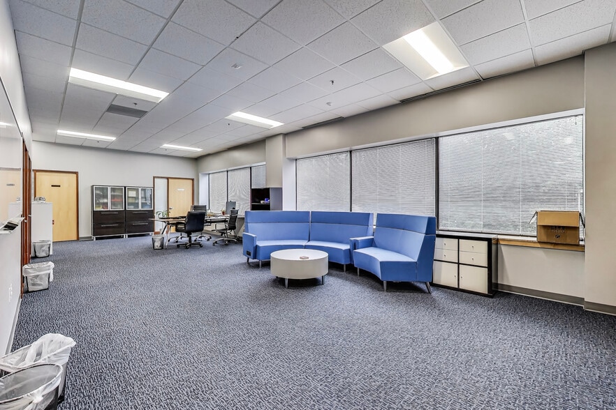 365 Herndon Pky, Herndon, VA for lease - Interior Photo - Image 3 of 10