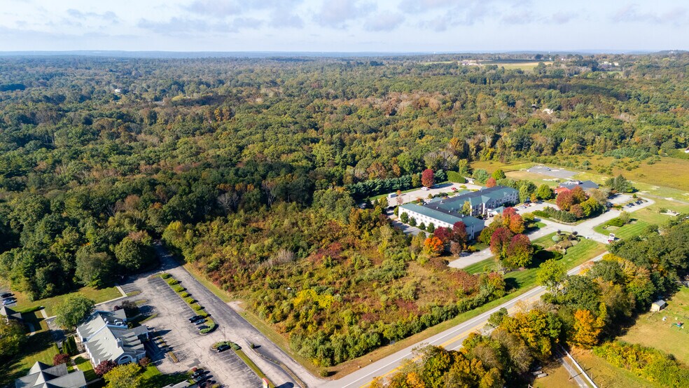 399 Norwich Westerly Rd, North Stonington, CT à vendre - Photo du bâtiment - Image 2 de 24