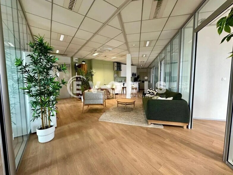 Office in Saint-Maur-des-Fossés for lease - Interior Photo - Image 3 of 12