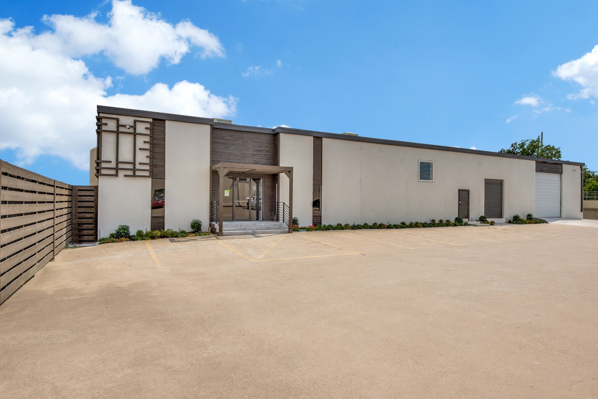 13840 Denton Dr, Farmers Branch, TX for lease Primary Photo- Image 1 of 32