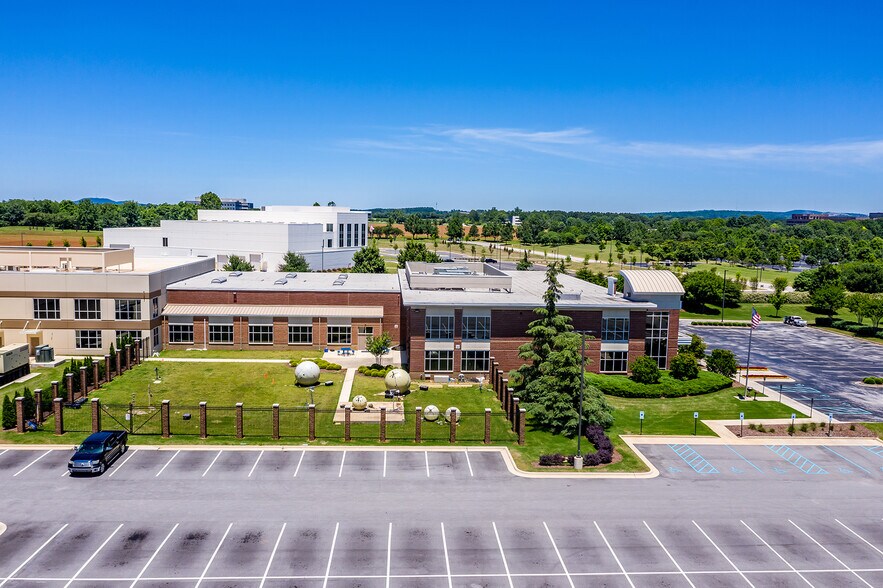 330 Bob Heath Dr, Huntsville, AL à louer - Photo du bâtiment - Image 3 de 10