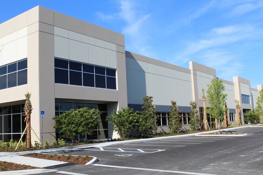 5030-5042 Joanne Kearney Blvd, Tampa, FL à louer - Photo du bâtiment - Image 3 de 3