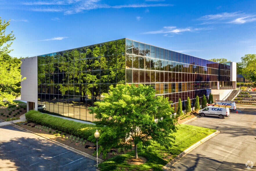 5550 77 Center Dr, Charlotte, NC à louer - Photo du bâtiment - Image 2 de 29