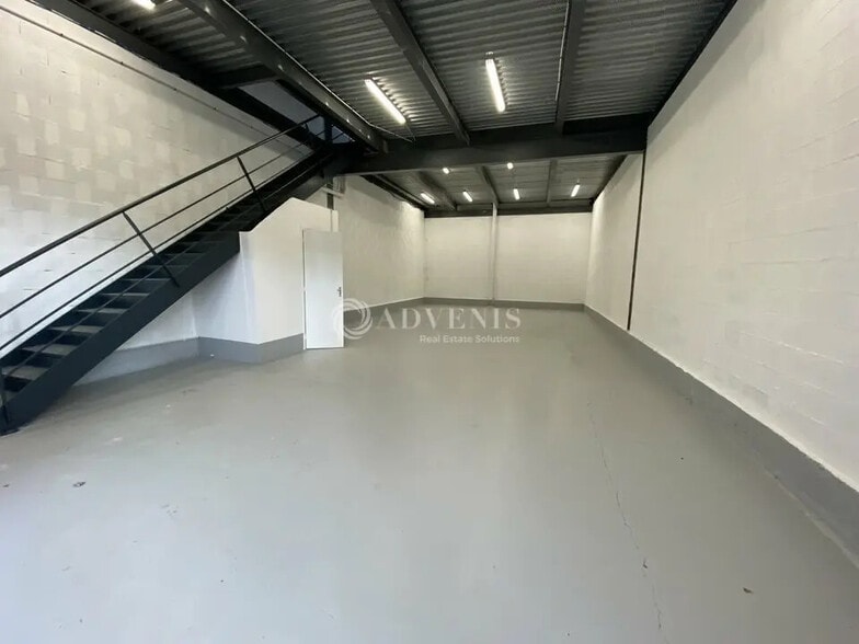 Flex in Noisy-le-Grand for lease - Interior Photo - Image 3 of 5