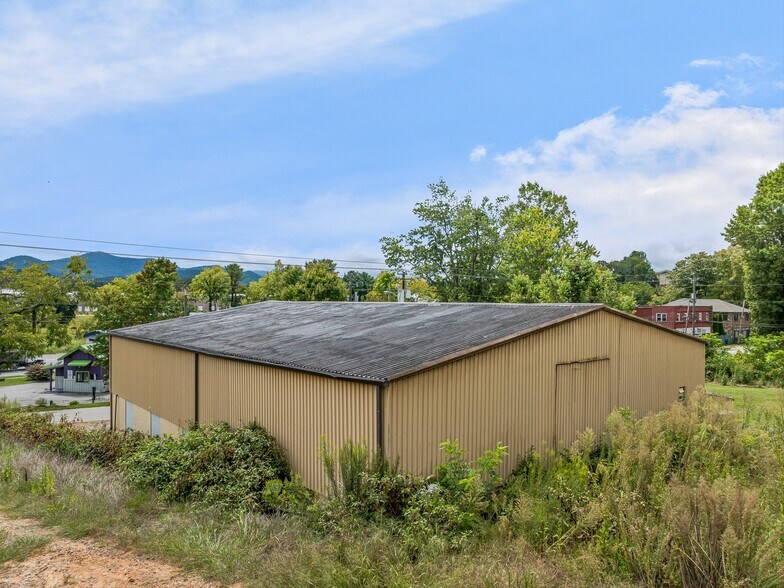 39 Brookside Cir, Candler, NC à vendre - Photo du bâtiment - Image 3 de 29