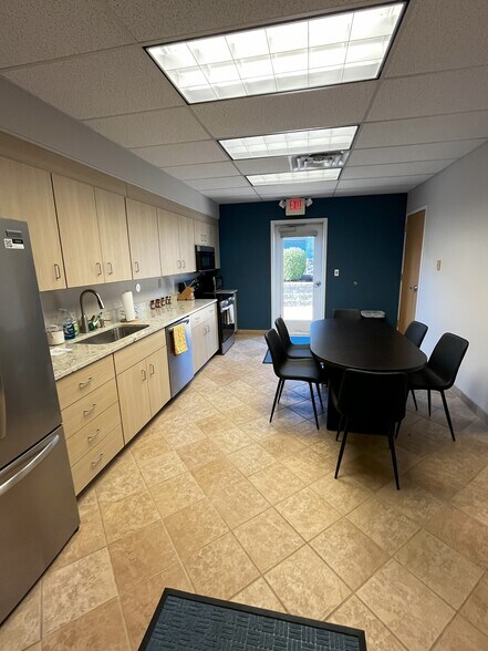 612-614 Cepi Dr, Chesterfield, MO for sale - Interior Photo - Image 2 of 17