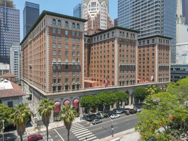 506 S Grand Ave, Los Angeles, CA à louer - Photo du bâtiment - Image 2 de 15