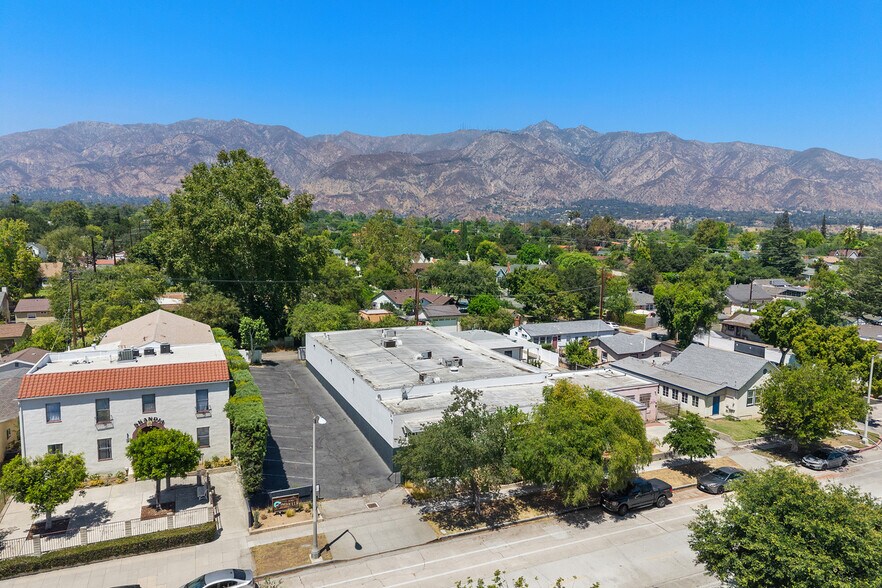 2041 E Villa St, Pasadena, CA à vendre - Photo du bâtiment - Image 2 de 6