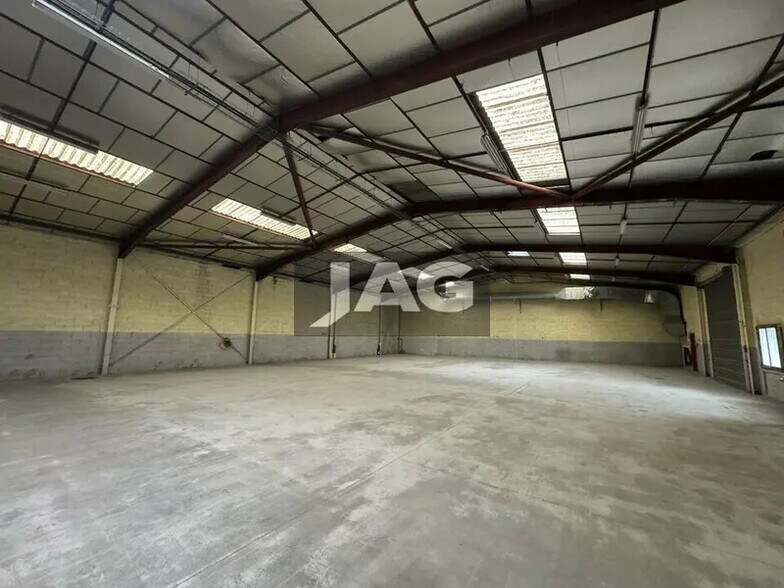 Flex in Pusignan for lease - Building Photo - Image 2 of 10