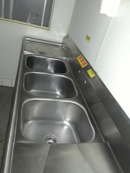 551 E Foothill Blvd, Pomona, CA à louer - Photo intérieure - Image 2 de 13