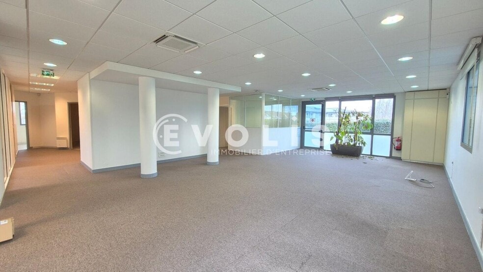 Office in Magny Le Hongre for lease - Interior Photo - Image 2 of 16