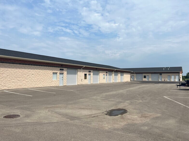 96 E 8th St, Waconia, MN à louer - Photo du bâtiment - Image 2 de 6