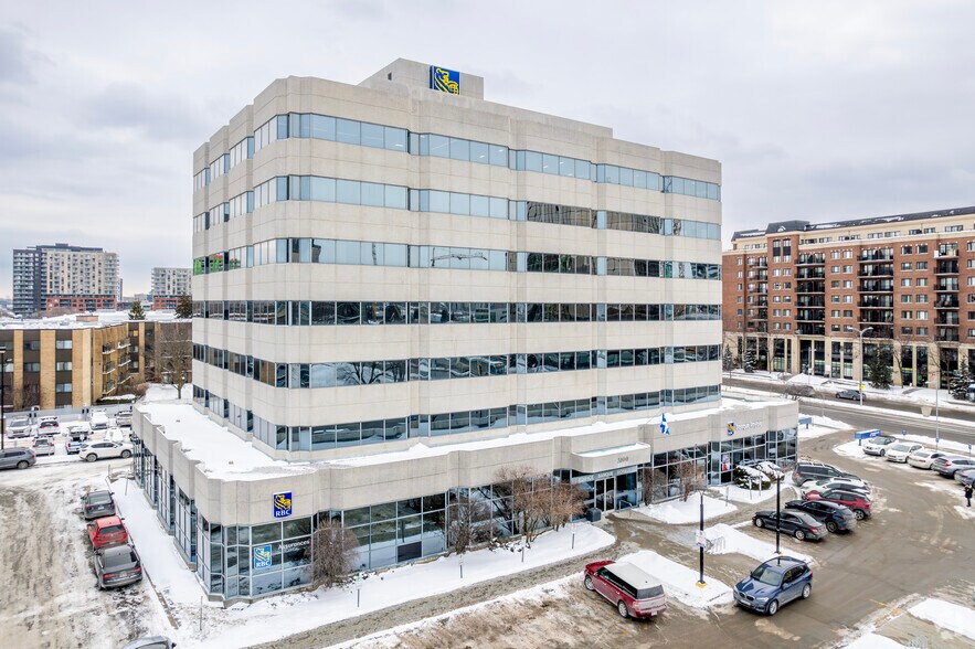 3100 Boul Le Carrefour, Laval, QC à louer - Photo du bâtiment - Image 2 de 3