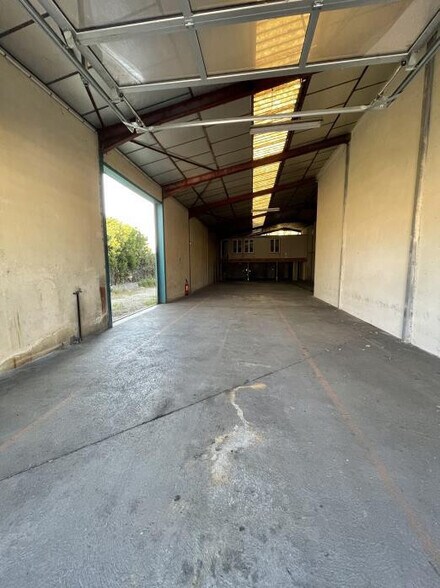Flex in L Isle Sur La Sorgue for lease - Interior Photo - Image 2 of 2