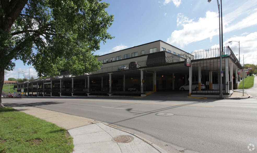 1941 S 42nd St, Omaha, NE à louer - Photo du bâtiment - Image 2 de 2