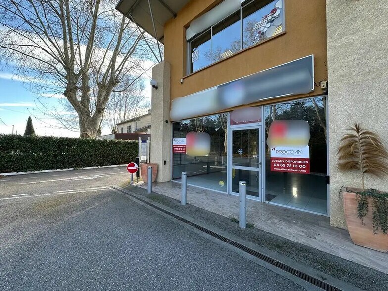 Commerce de détail dans Uzès à louer - Photo du bâtiment - Image 2 de 8