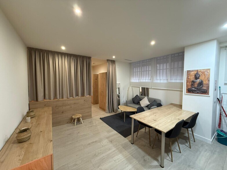 Calle de la Infanta Mercedes, 92, Madrid, Madrid à louer - Photo du bâtiment - Image 3 de 20