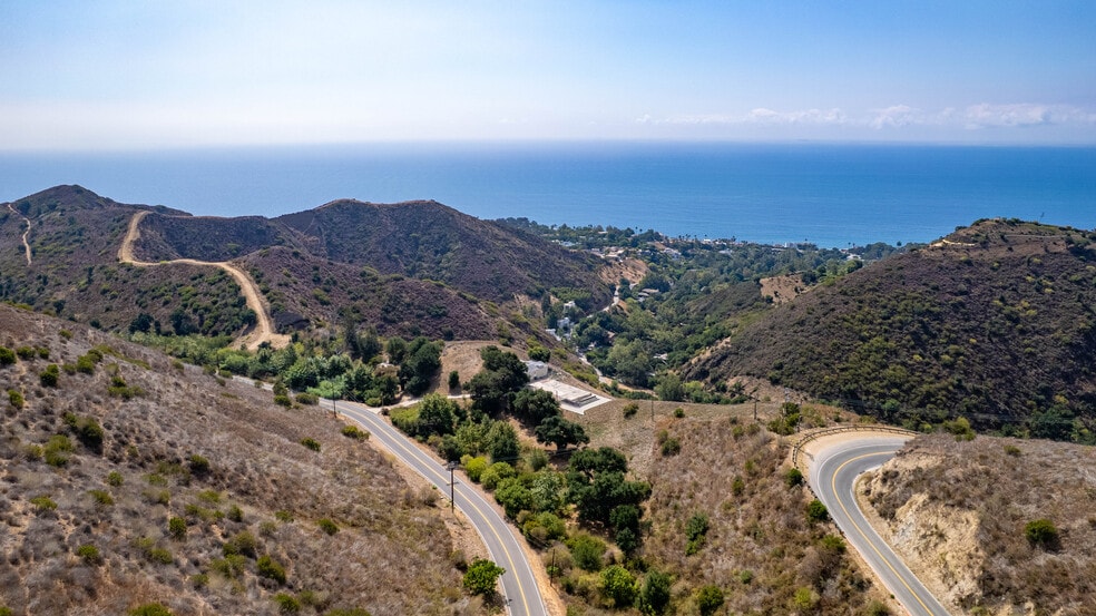 5767 Latigo Canyon Rd, Malibu, CA à vendre - Photo du bâtiment - Image 3 de 47