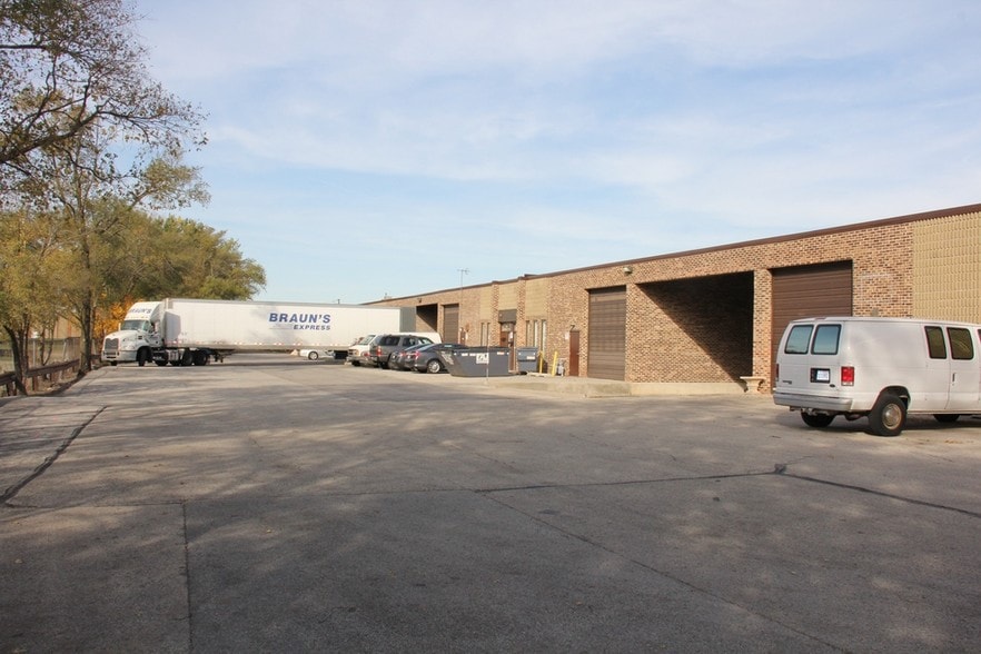 870-892 Eagle Dr, Bensenville, IL for lease - Building Photo - Image 3 of 5