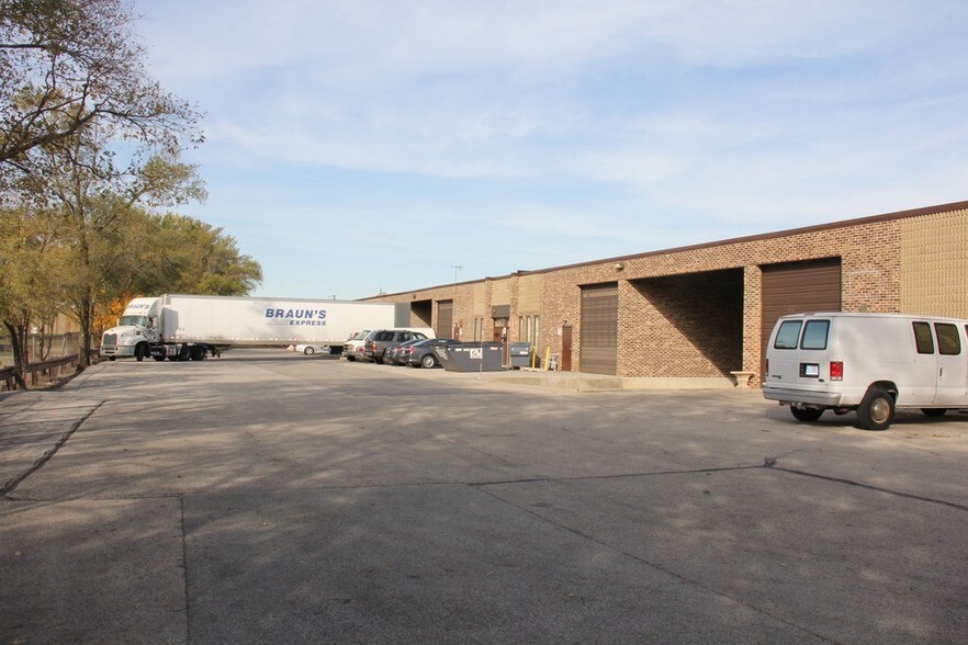 870-892 Eagle Dr, Bensenville, IL à louer - Photo du bâtiment - Image 3 de 5