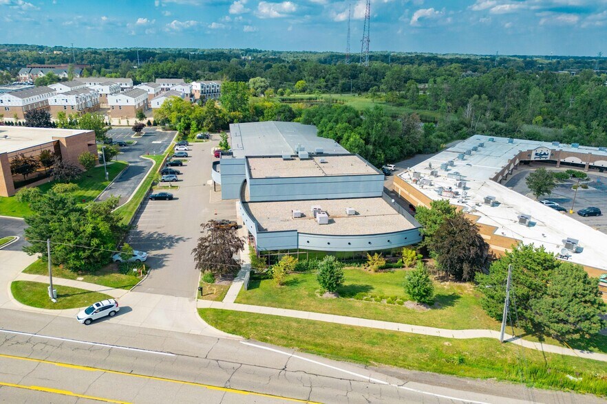 42350 Grand River Ave, Novi, MI for sale - Building Photo - Image 3 of 41