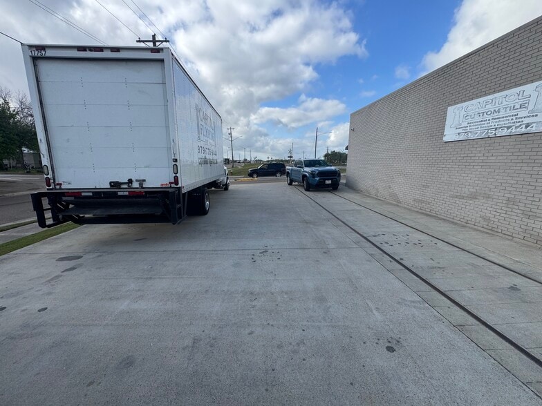 100 E 32nd St, Bryan, TX for lease - Building Photo - Image 3 of 15