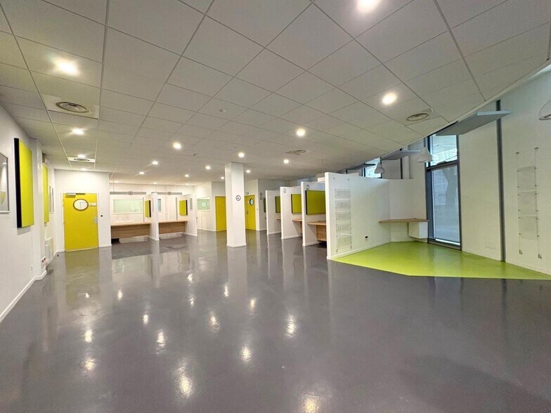 Retail in Saint-Germain-en-Laye for lease - Interior Photo - Image 2 of 10