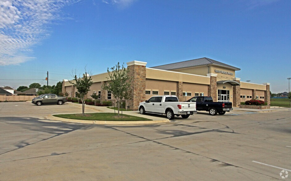 300 Rufe Snow Dr, Keller, TX à vendre - Photo du bâtiment - Image 2 de 4