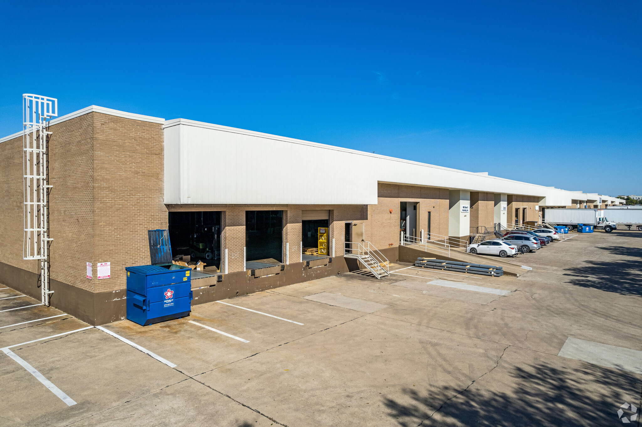 4415-4585 Simonton Rd, Farmers Branch, TX for lease Building Photo- Image 1 of 13