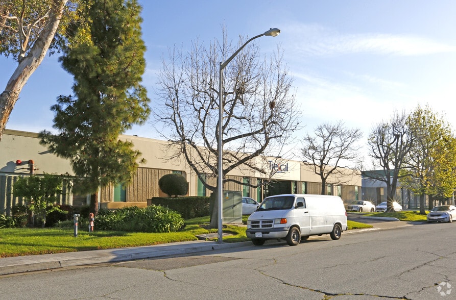 1065 Comstock St, Santa Clara, CA for lease - Building Photo - Image 2 of 3