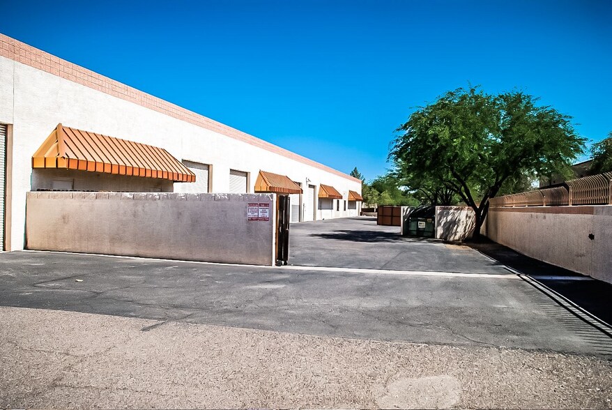 2202 W Lone Cactus Dr, Phoenix, AZ à louer - Photo du bâtiment - Image 3 de 4