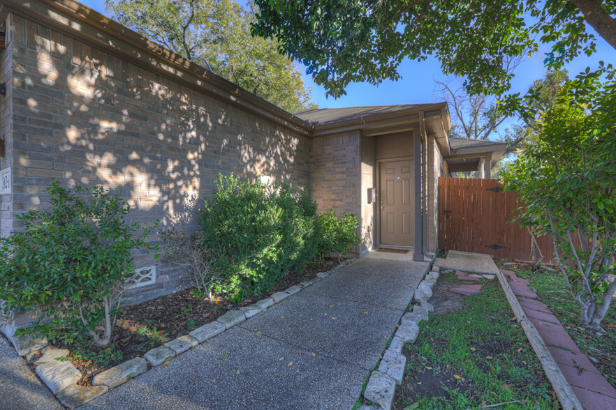 362 E Faust St, New Braunfels, TX à vendre - Photo du b timent - Image 2 de 25