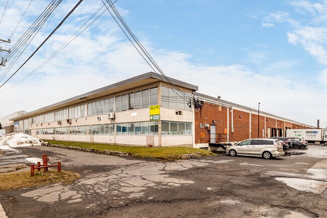 Plus de détails pour 10800 Boul Parkway, Montréal, QC - Industriel à louer