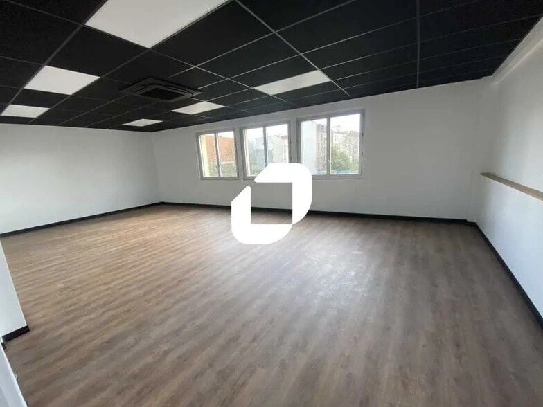 Office in Pantin for lease - Interior Photo - Image 1 of 7