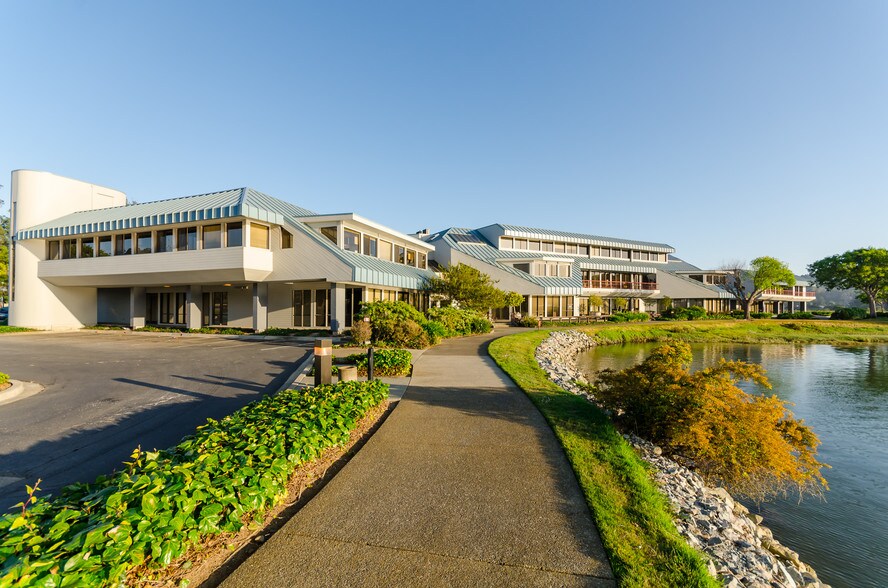 591 Redwood Hwy, Mill Valley, CA à louer - Photo du bâtiment - Image 1 de 4