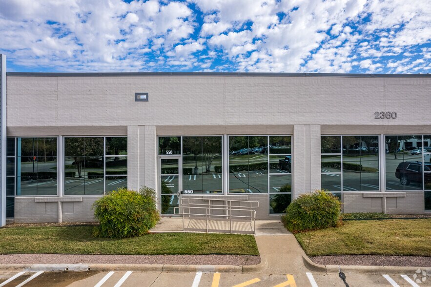2240 Campbell Creek Blvd, Richardson, TX à louer - Photo du bâtiment - Image 3 de 14