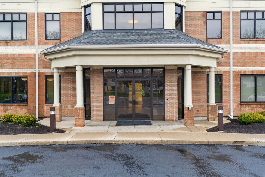 7501 Paragon Rd, Dayton, OH à louer - Photo du bâtiment - Image 3 de 6