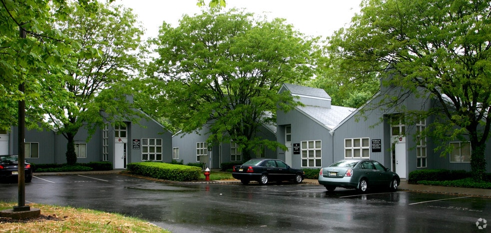 501 Omni Dr, Hillsborough, NJ à vendre - Photo du bâtiment - Image 2 de 4