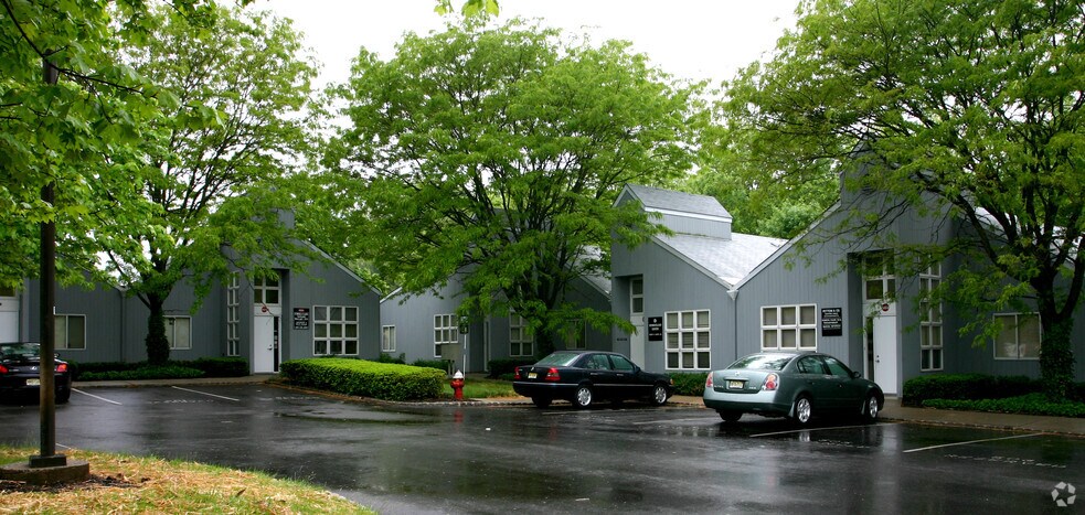 501 Omni Dr, Hillsborough, NJ à vendre - Photo du bâtiment - Image 2 de 4