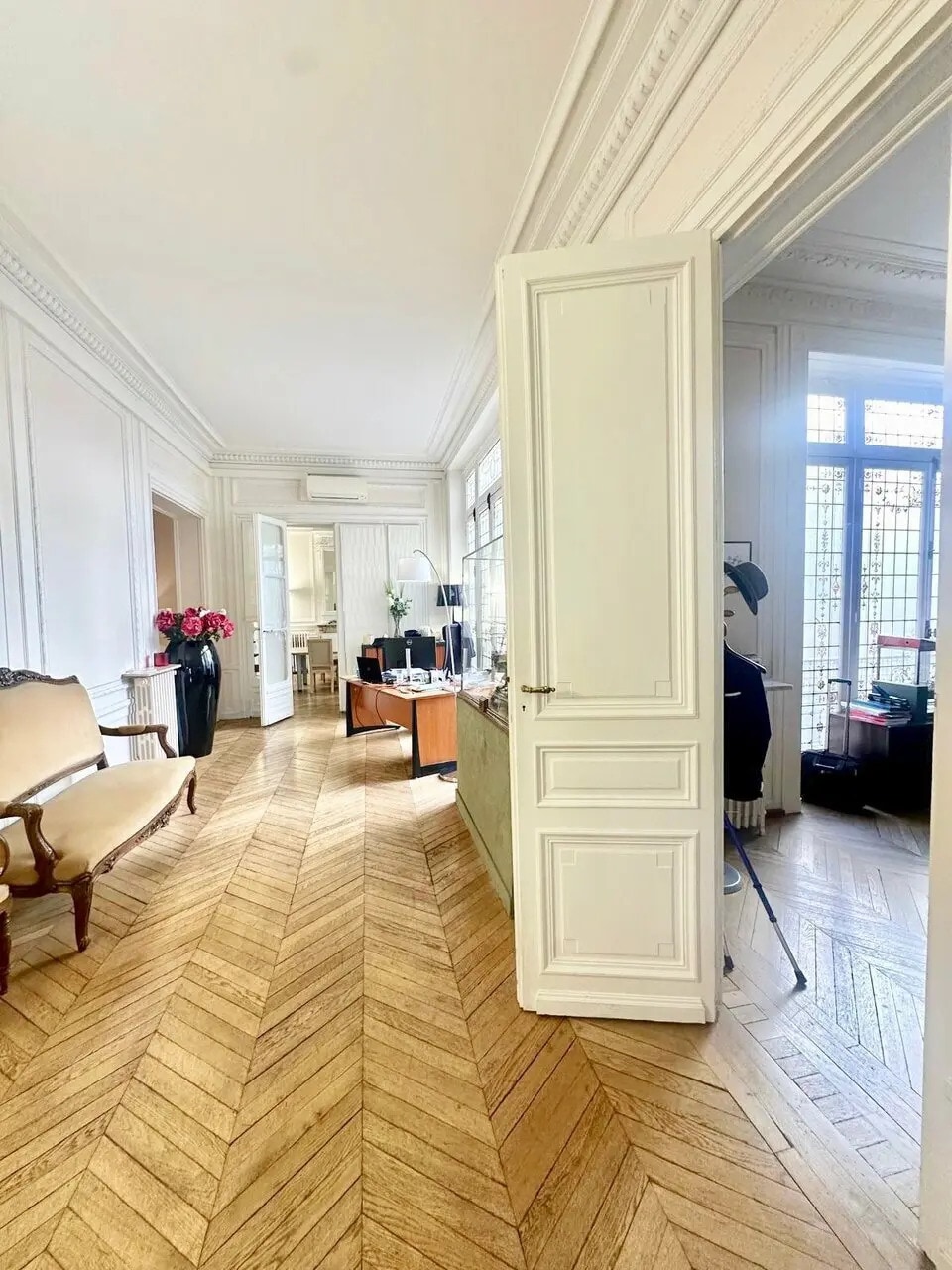 Office in Paris for lease Interior Photo- Image 1 of 8