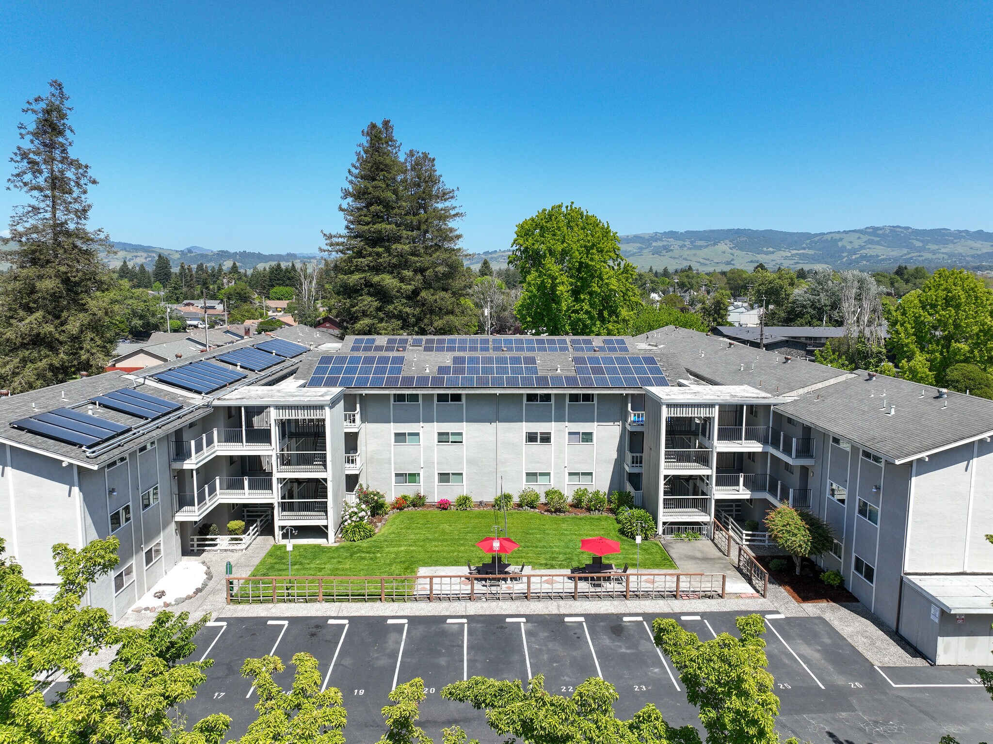8025 Beverly Dr, Rohnert Park, CA à vendre Photo du bâtiment- Image 1 de 57