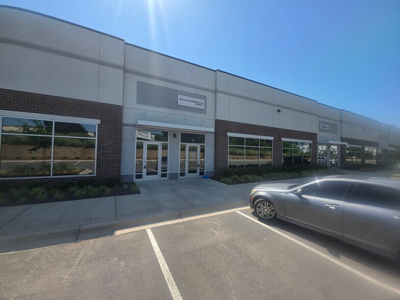 2555 Westinghouse Blvd, Charlotte, NC à louer - Photo du bâtiment - Image 2 de 7