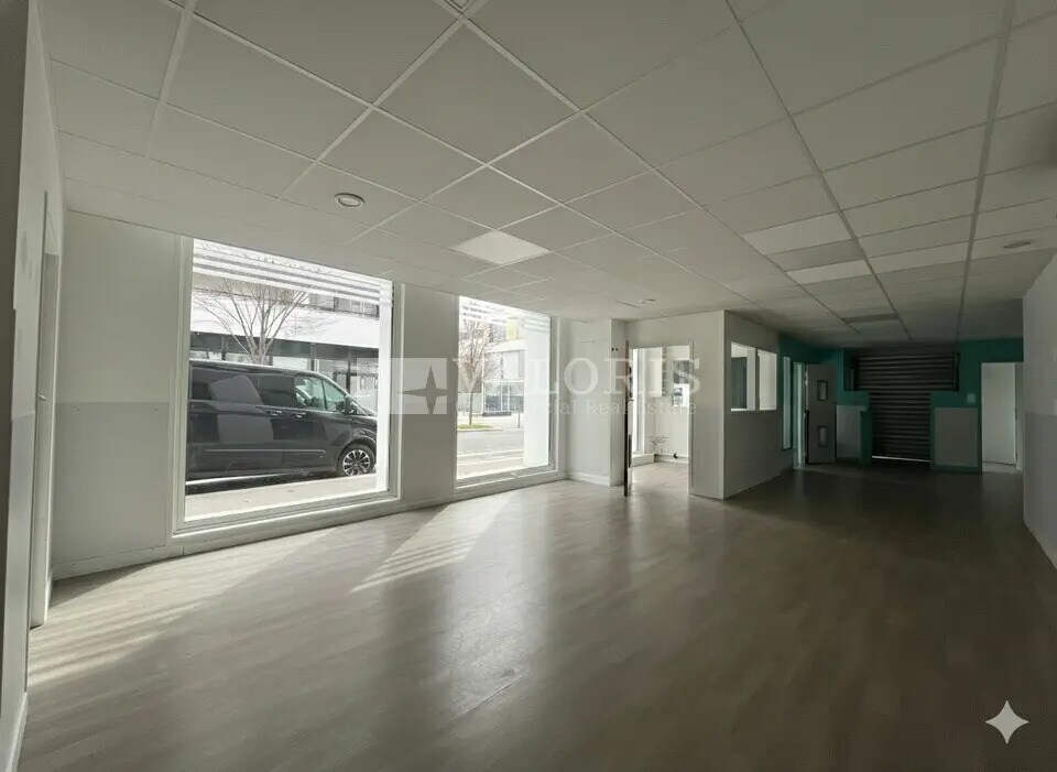 Retail in Lyon for lease Building Photo- Image 1 of 14