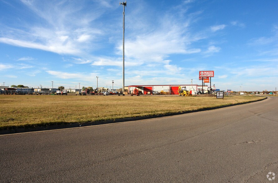 1101 SE Interstate Dr, Lawton, OK à vendre - Photo du bâtiment - Image 3 de 6