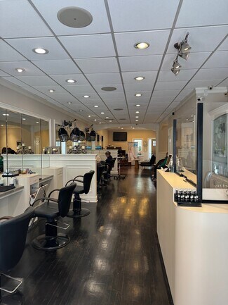 Plus de détails pour 123 Wolfs Ln, Pelham, NY - Commerce de détail à vendre