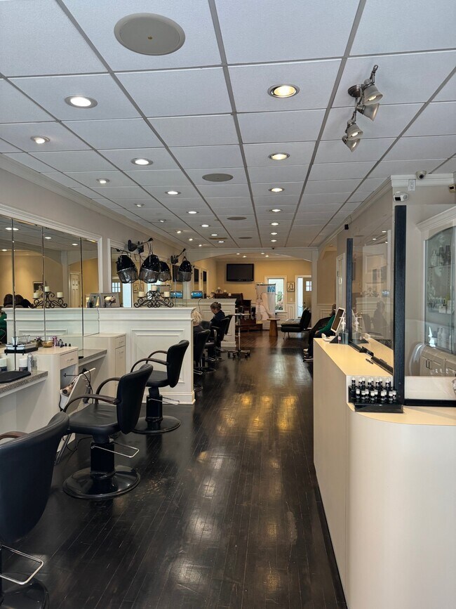 More details for 123 Wolfs Ln, Pelham, NY - Retail for Sale