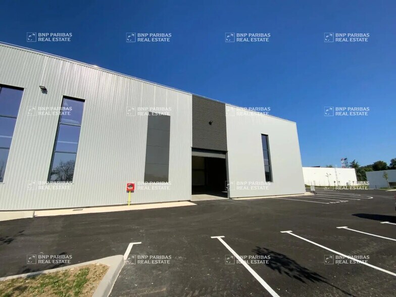 25 Rue Du Mollaret, Saint-Quentin-Fallavier for sale - Building Photo - Image 2 of 16