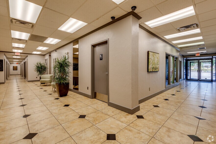 2525 NW Expressway St, Oklahoma City, OK à louer - Photo intérieure - Image 3 de 14