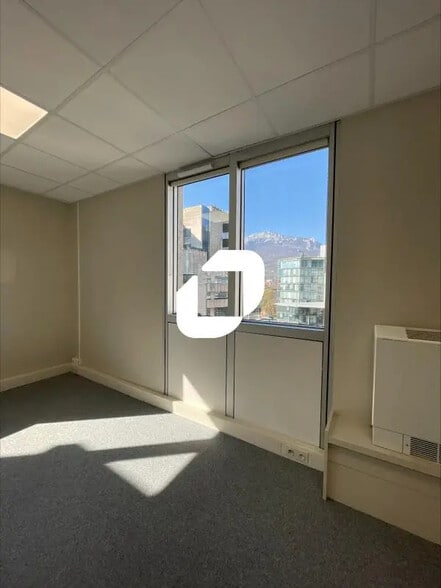 Office in Grenoble for lease - Interior Photo - Image 3 of 8