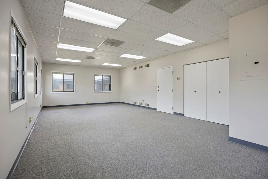 27W181-27W239 Geneva Rd, Winfield, IL for lease - Interior Photo - Image 3 of 4